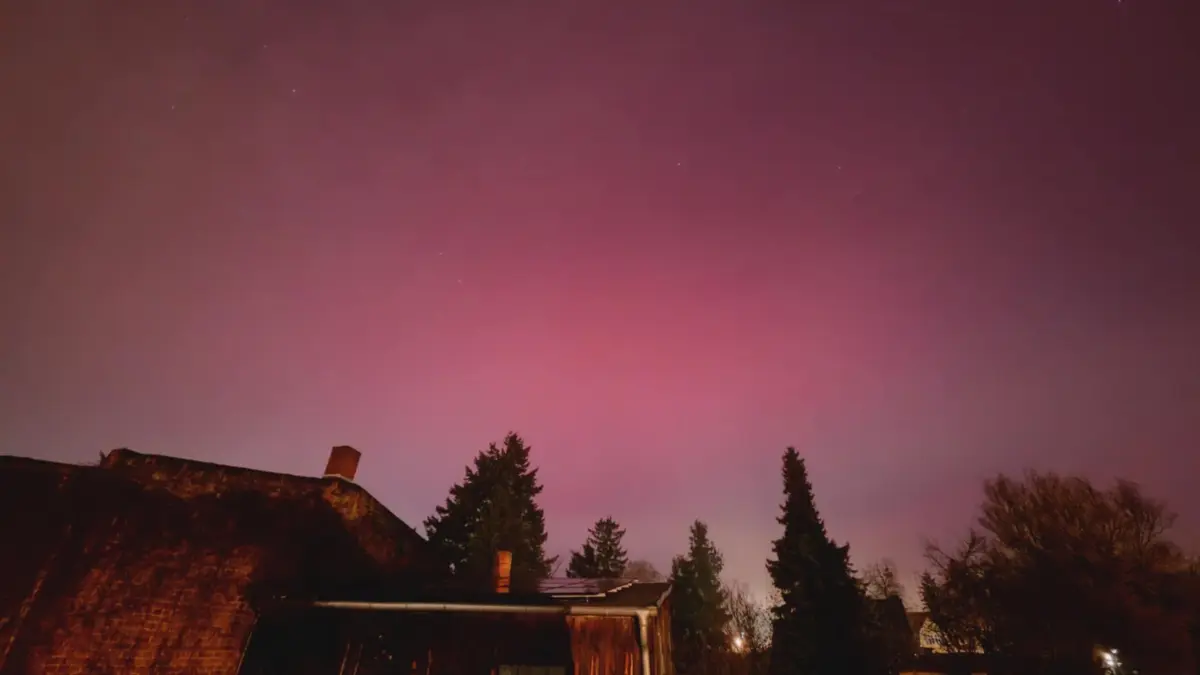 Rote Nordlichter durch die neblige Wolkendecke in Werneuchen (Brandenburg) am 12. November 2025