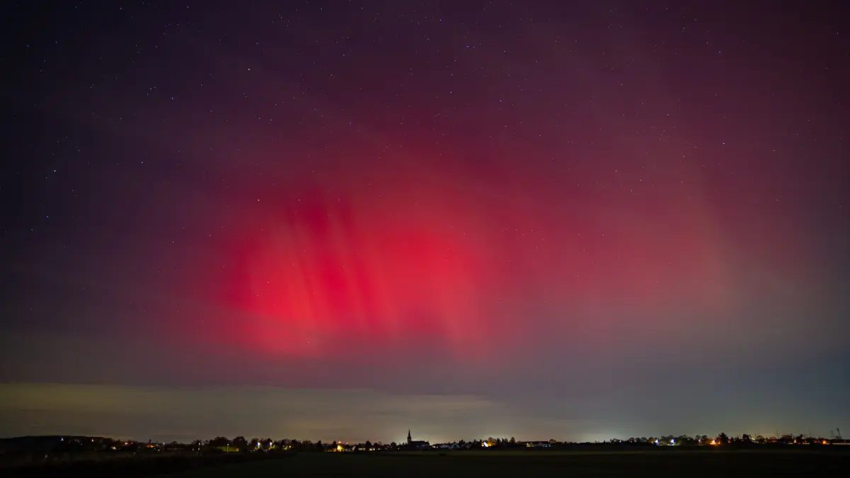 Polarlichter in NRW über 53332 Bornheim um 2:40 Uhr am 12.11.2025