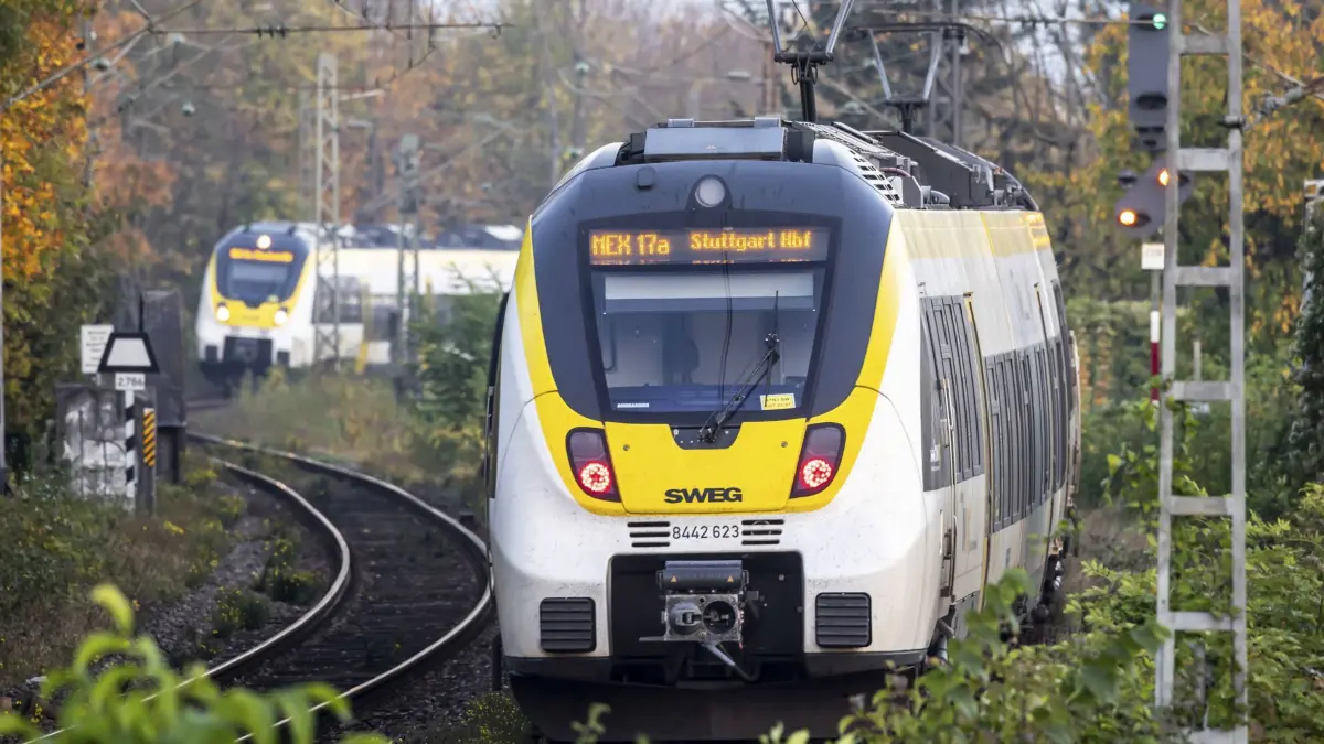 MetropolExpress MEX17a zwischen Stuttgart und Pforzheim. Regionalbahn der Mobilitätsmarke bwegt unterwegs auf freier Strecke im Bereich Nordbahnhof in Stuttgart, Baden-Württemberg, Deutschland, Europa MetropolExpress MEX17a between Stuttgart and Pforzheim. Regional train of the mobility brand bwegt travelling on open track in the Nordbahnhof area in Stuttgart, Baden-Württemberg, Germany, Europe Copyright: imageBROKER/ArnulfxHettrich iblhet11672135.jpg Bitte beachten Sie die gesetzlichen Bestimmungen des deutschen Urheberrechtes hinsichtlich der Namensnennung des Fotografen im direkten Umfeld der Veröffentlichung