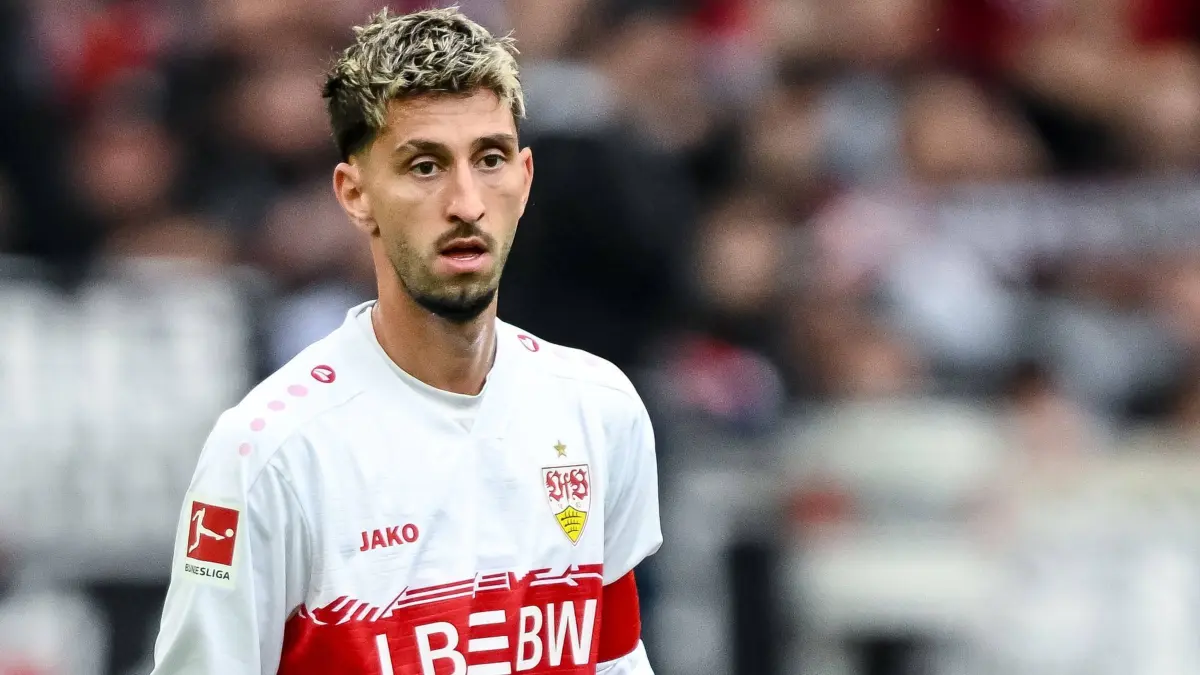 Atakan Karazor VfB Stuttgart Schaut waehrend des spiels der Bundesliga zwischen VfB Stuttgart und 1. FC Heidenheim 1846, MHPArena Stuttgart am 05. October 2025 in Stuttgart, Deutschland. Foto von Harry Langer/DeFodi Images Atakan Karazor VfB Stuttgart Looks on during the Bundesliga match between VfB Stuttgart and 1. FC Heidenheim 1846 at MHPArena Stuttgart on October 5, 2025 in Stuttgart, Germany. Photo by Harry Langer/DeFodi Images DFL regulations prohibit any use of photographs as image sequences and/or quasi-video. Photo by Harry Langer/DeFodi Images DFL regulations prohibit any use of photographs as image sequences and/or quasi-video. *** not used for Axel Springer / ZDF *** Atakan Karazor VfB Stuttgart Looks on during the Bundesliga match between VfB Stuttgart and 1 FC Heidenheim 1846, MHPArena Stuttgart on October 05 2025 in Stuttgart, Germany Photo by Harry Langer DeFodi Images Atakan Karazor VfB Stuttgart Looks on during the Bundesliga match between VfB Stuttgart and 1 FC Heidenheim 1846 at MHPArena Stuttgart on October 5, 2025 in Stuttgart, Germany Photo by Harry Langer DeFodi Images DFL regulations prohibit any use of photographs as image sequences and or quasi video Photo by Harry Langer DeFodi Images DFL regulations prohibit any use of photographs as image sequences and or quasi video not used for Axel Springer ZDF