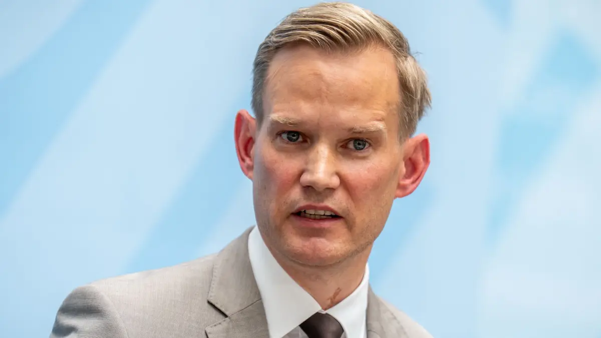 ARCHIV - 04.06.2025, Berlin: Hendrik Streeck (CDU) gibt ein Pressestatement in seiner neuen Funktion als Beauftragter der Bundesregierung für Sucht- und Drogenfragen im Bundesministerium für Gesundheit. (zu dpa: «Streeck wirft Frage nach teuren Medikamenten für sehr Alte auf») Foto: Michael Kappeler/dpa +++ dpa-Bildfunk +++