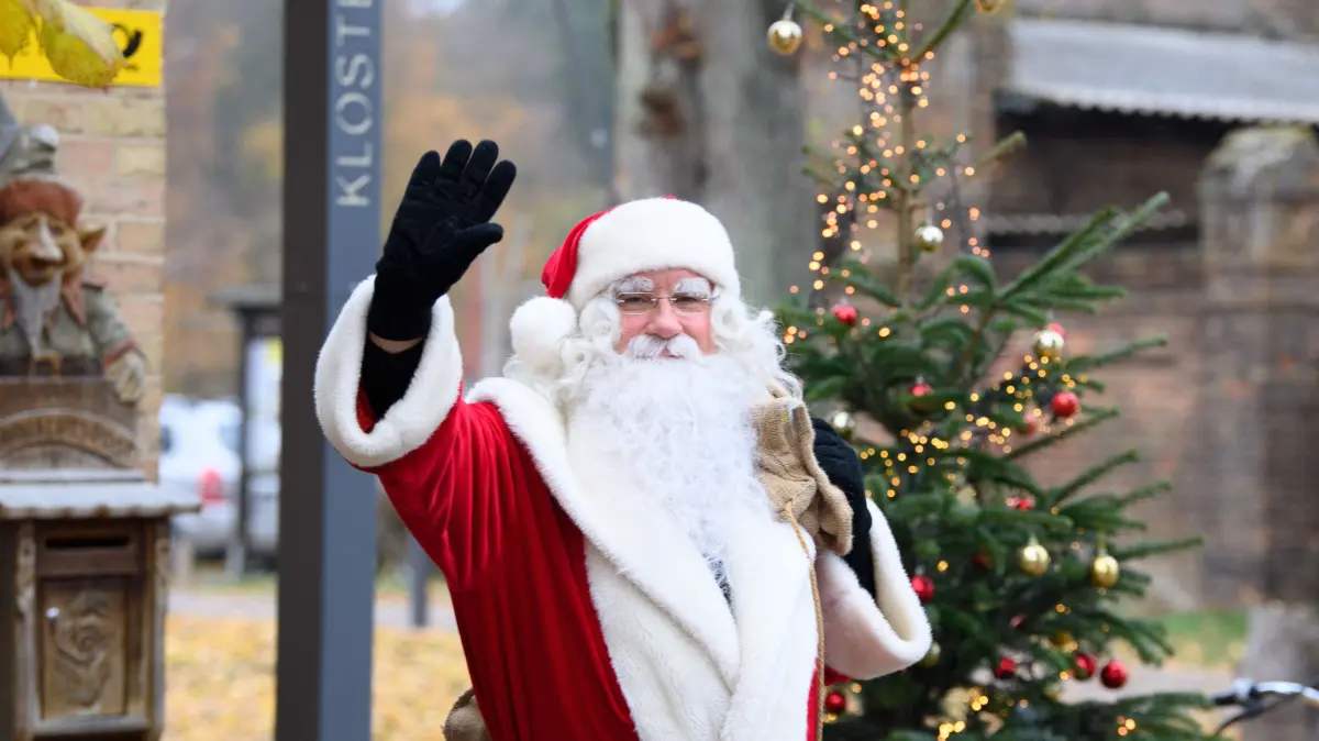 Der Weihnachtsmann kommt nach seiner Ankunft im Weihnachtspostamt für eine kurze Pause aus dem Haus. Der Weihnachtsmann will sich an den Wochenenden bis Heiligabend jeweils von Freitag bis Sonntag in seinem Weihnachtspostbüro aufhalten. In dieser Zeit kann er durch das Fenster beim Beantworten der Post beobachtet werden. Aufgrund der weiterhin anhaltenden Corona-Infektionsgefahr ist sein weihnachtlich geschmücktes Büro jedoch für Besucher in diesem Jahr nicht öffentlich zugänglich. +++ dpa-Bildfunk +++