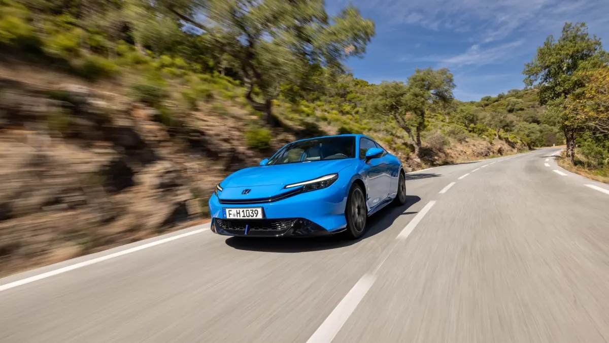 Frontansicht Honda Prelude: HANDOUT - Kriegt er die Kurve? Aber ja, gern noch ein paar mehr davon - sich durch die Lande schlängelnde Straßen können zum natürlichen Habitat des Honda Prelude gezählt werden. (zu dpa: «Coupé mit Passion: Honda bringt den Prelude zurück») Foto: Manuel Portugal/Honda/dpa-tmn - ACHTUNG: Nur zur redaktionellen Verwendung im Zusammenhang mit dem genannten Text und nur bei vollständiger Nennung des vorstehenden Credits - Honorarfrei nur für Bezieher des dpa-Themendienstes +++ dpa-Themendienst +++
