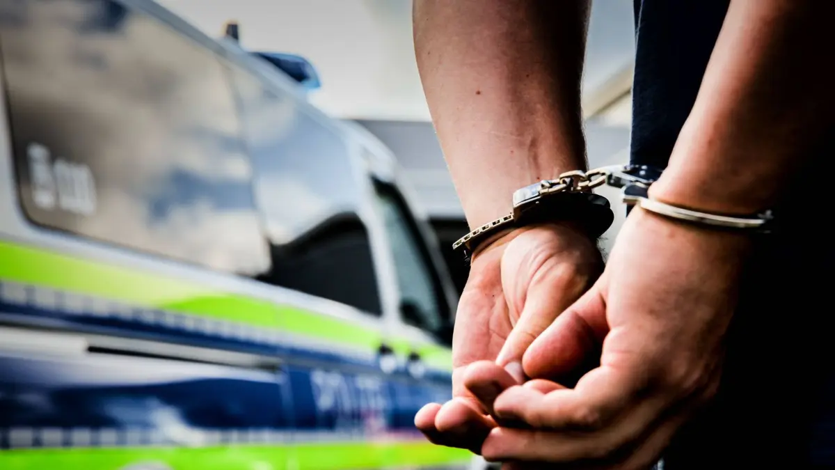 Bamberg, Deutschland 29. Oktober 2025: Im Bild: Symbolbild zu Polizeieinsatz und Strafverfolgung: Ein Mann wird mit Handschellen von der Polizei festgenommen. Im Hintergrund steht ein Streifenwagen der Polizei mit reflektierenden Markierungen. Das Motiv steht sinnbildlich für Themen wie Festnahme, Kriminalität und Strafverfolgung. Bayern *** Bamberg, Germany 29 October 2025 In the picture Symbolic image of police action and criminal prosecution A man is arrested by the police in handcuffs In the background is a police patrol car with reflective markings The motif is symbolic of topics such as arrest, crime and criminal prosecution Bavaria Copyright: xFotostandx/xK.xSchmittx