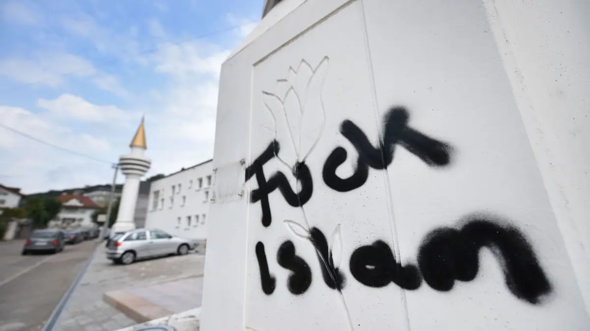 Islamfeindlichkeit: ARCHIV - 27.09.2016, Baden-Württemberg, Schwäbisch Gmünd: Die islamfeindliche Parole «Fuck Islam» steht auf einem Minarett der Ditib-Moschee. (zu dpa: «Studie: Islamfeindlichkeit beruht auf Fremdenhass») Foto: Jan-Philipp Strobel/dpa +++ dpa-Bildfunk +++