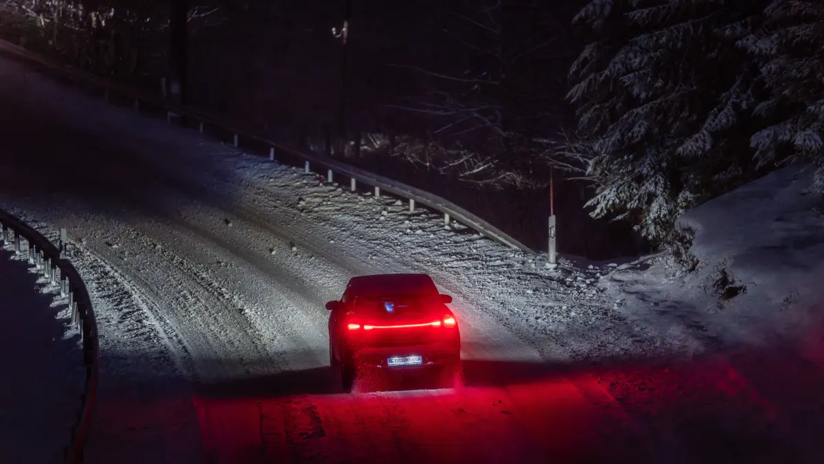 Ein Auto fährt bei Schneefall auf der Bundesstraße 28 bei Freudenstadt. (zu dpa: «Viel Schnee und eisige Nächte im Südwesten») +++ dpa-Bildfunk +++