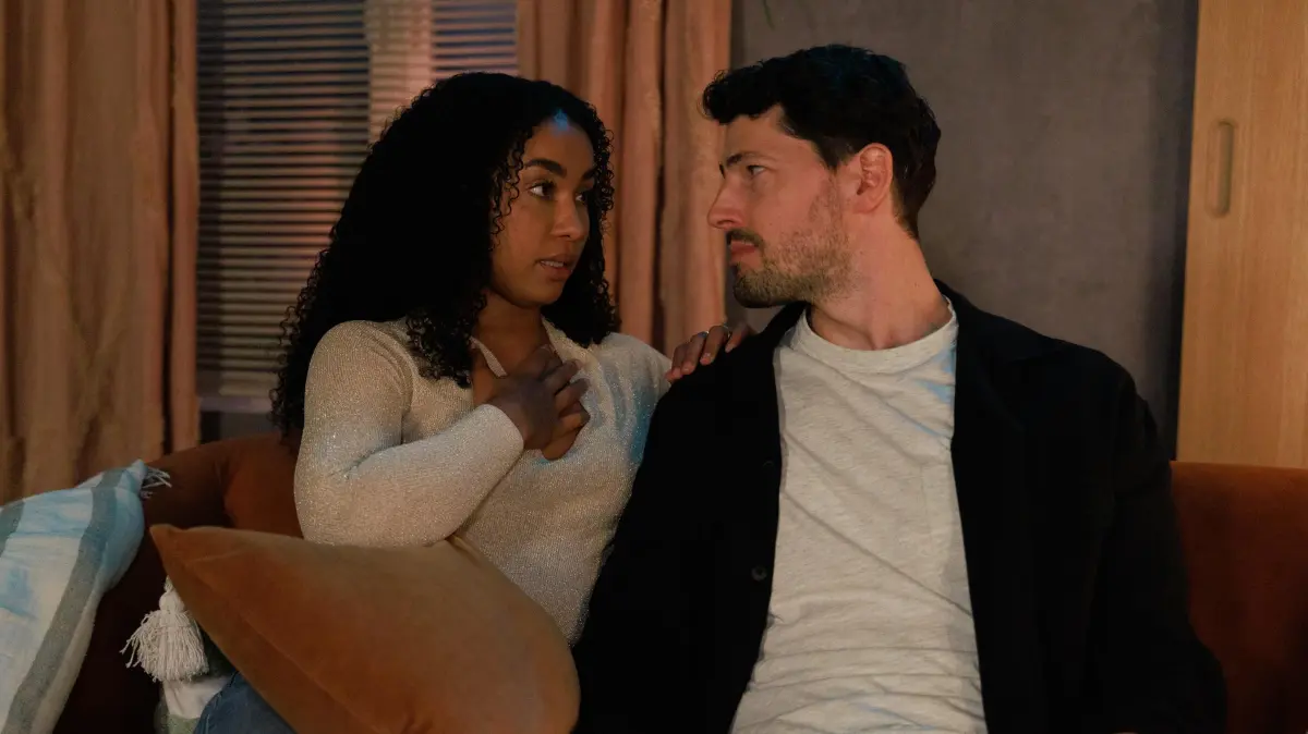 Imani (Féréba Koné) und Jan (Daniel Noah) schmieden verliebt Urlaubspläne.