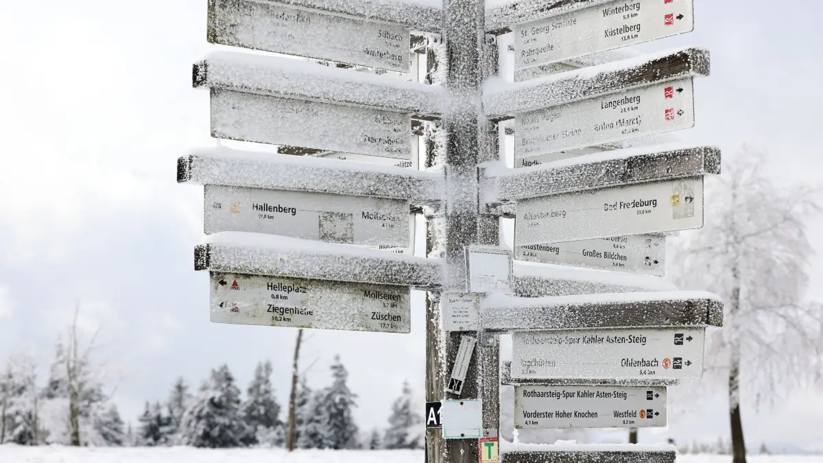 Schnee liegt auf den Wegweisern am Kahlen Asten. Die Vorboten des Winters sind in Nordrhein-Westfalen angekommen. +++ dpa-Bildfunk +++