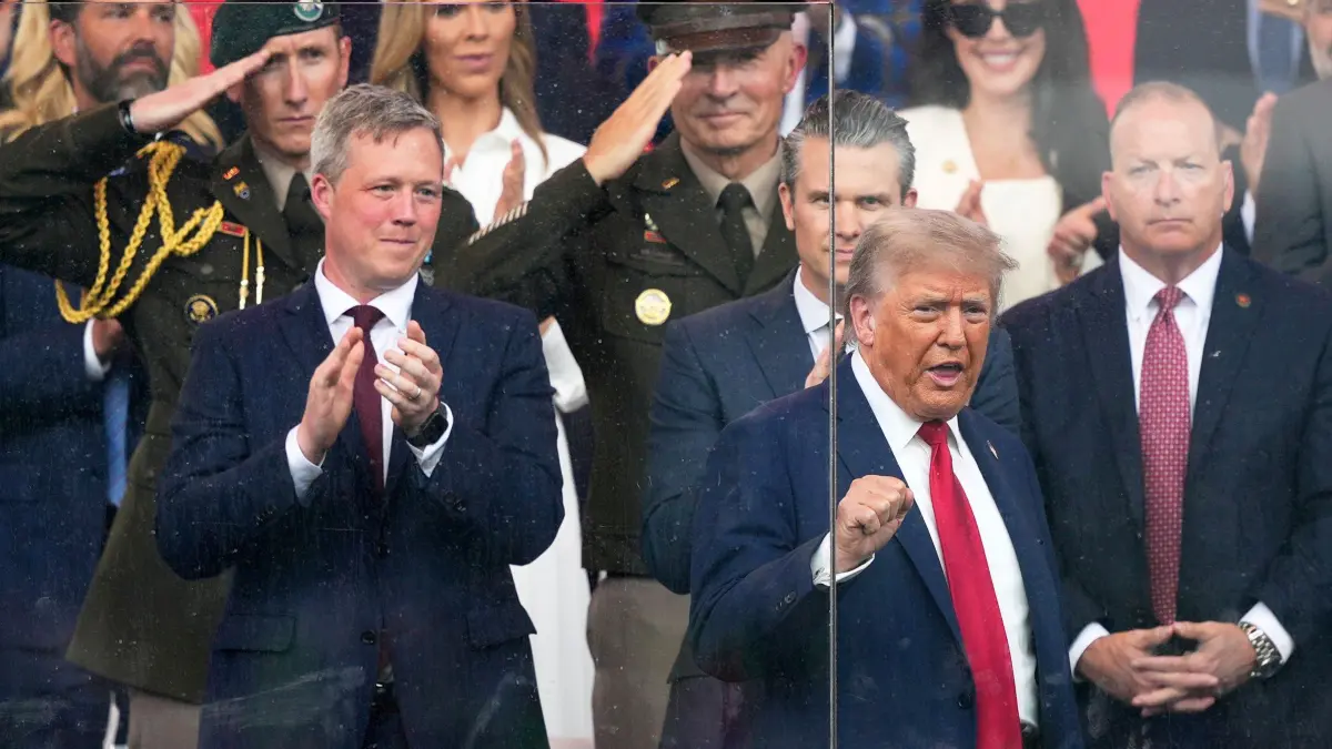 Daniel Driscoll: ARCHIV - 14.06.2025, USA, Washington: US-Präsident Donald Trump (vorne r) kommt zu einer Militärparade anlässlich des 250-jährigen Bestehens des US-Heeres, das mit dem 79. Geburtstag von US-Präsident Trump zusammenfällt. Neben ihm stehen Secretary of the Army Daniel Driscoll (l) und US-Verteidigungsminister Pete Hegseth (M). (zu dpa: «Daniel wer? Der Mann, der jetzt über die Ukraine verhandelt») Foto: Julia Demaree Nikhinson/AP/dpa +++ dpa-Bildfunk +++