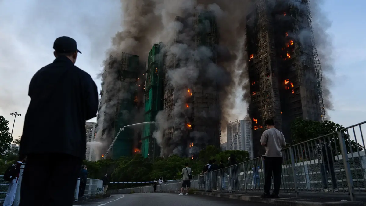 Brand in Hongkong: 26.11.2025, China, Hongkong: Rauch steigt auf, nachdem im Wang Fuk Court, einer Wohnanlage im Stadtteil Tai Po in den New Territories von Hongkong, ein Feuer ausgebrochen ist. Foto: Chan Long Hei/AP/dpa +++ dpa-Bildfunk +++