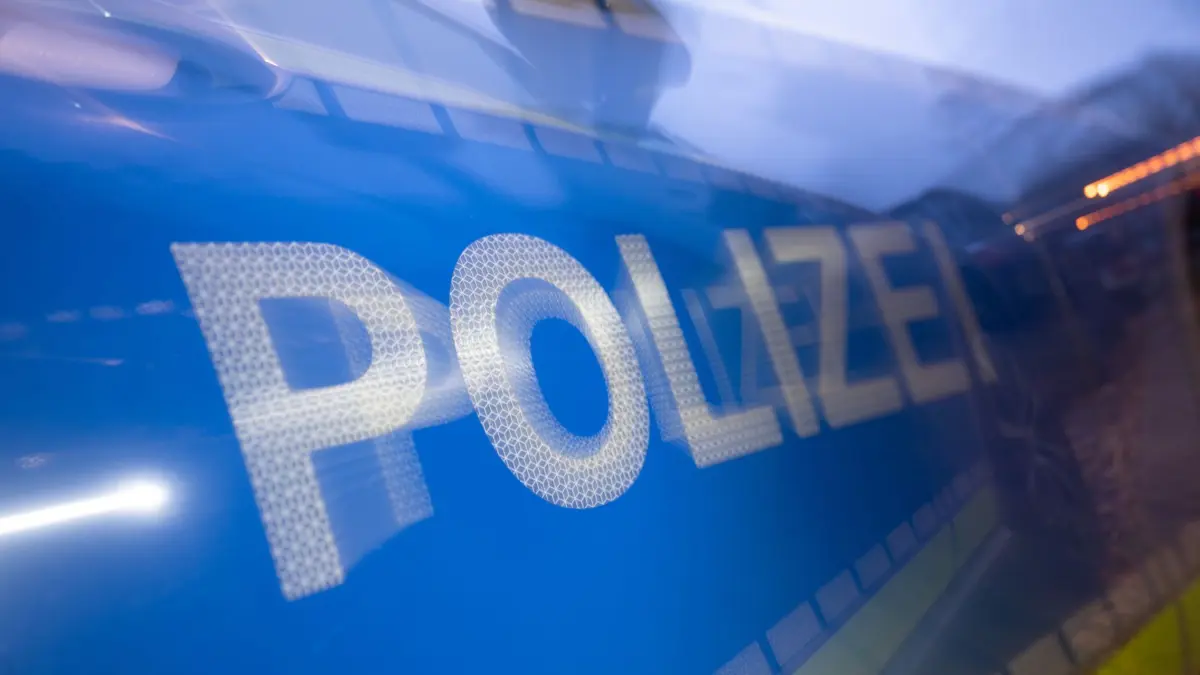 ILLUSTRATION - 30.11.2023, Baden-Württemberg, Stuttgart: Das Wort Polizei auf der Karosserie eines Polizeifahrzeugs (gestellte Szene, Wischeffekt durch Langzeitbelichtung). (zu dpa: «Schlägerei auf Schulhof - 14-Jähriger verletzt») Foto: Marijan Murat/dpa +++ dpa-Bildfunk +++