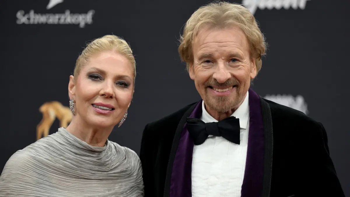 ARCHIV - 13.11.2025, Bayern, Grünwald: Thomas Gottschalk und seine Frau Karina kommen zur 77. Bambi-Verleihung in den Bavaria Filmstudios über den roten Teppich. Gottschalk hat in einem Interview über eine Krebserkrankung gesprochen. (zu dpa: «Thomas Gottschalk hat Krebs - «Ich muss gesund werden»») Foto: Felix Hörhager/dpa +++ dpa-Bildfunk +++