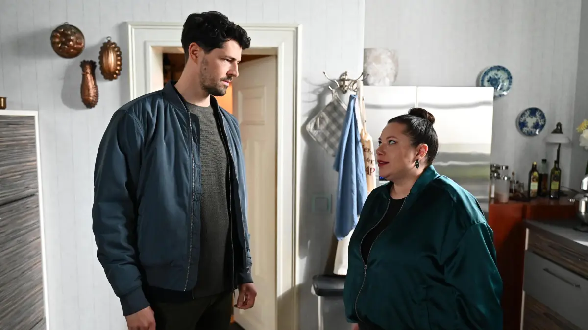 Vanessa (Julia Augustin) ist überrumpelt, als Jan (Daniel Noah) von ihrer verzweifelten Hoffnung weiß.