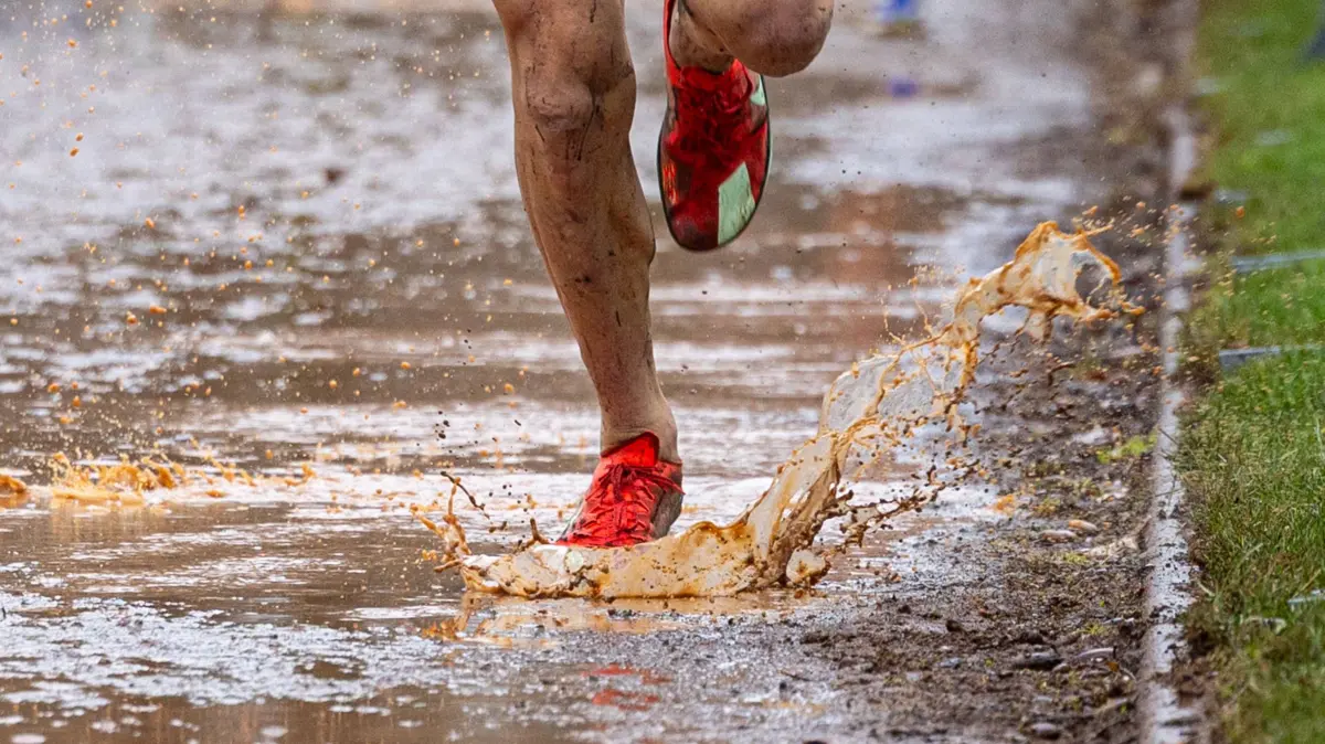 Deutsche Crosslauf-Meisterschaften 2025; Darmstadt, 30.11.2025: Deutsche Crosslauf-Meisterschaften 2025 Darmstadt, 30.11.2025 Symbolbild Crosslauf mit verschmutzen Beinen und Pfützen Deutsche Crosslauf-Meisterschaften 2025 in der Sportanlage am Nordpark in Darmstadt am 30.11.2025, Hessen. *** German Cross-Country Championships 2025 Darmstadt, 30 11 2025 Symbolic image cross-country run with dirty legs and puddles German Cross-Country Championships 2025 in the sports facility at Nordpark in Darmstadt on 30 11 2025, Hesse Copyright: xBEAUTIFULxSPORTS/KJPetersx