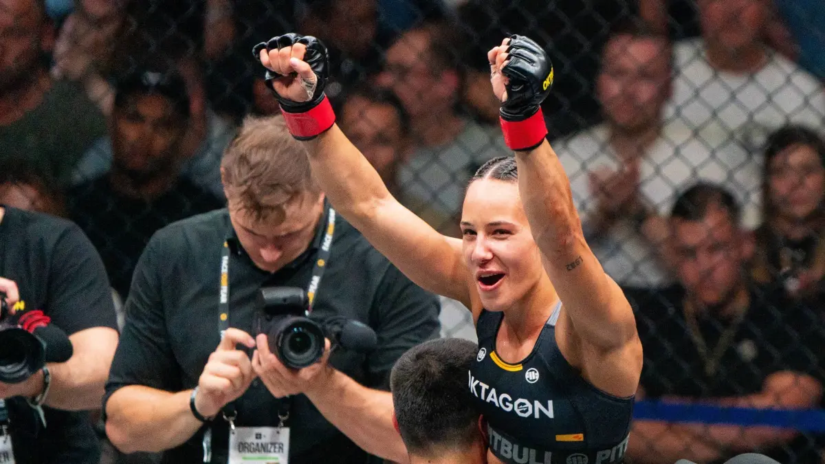 27.06.2025, Kampfsport, GER, Herren, Mixed Martial Arts, MMA, Oktagon 76, Alina Dalaslan Deutschland gegen Clara Ricignoulo Frankreich Alina Dalaslan Deutschland, re. bejubelt nach ihrem Kampf den Sieg. Frankfurt am Main Festhalle Hessen Deutschland *** 27 06 2025, Martial Arts, GER, Men, Mixed Martial Arts, MMA, Octagon 76, Alina Dalaslan Germany vs Clara Ricignoulo France Alina Dalaslan Germany, re cheers after her fight victory Frankfurt am Main Festhalle Hessen Germany