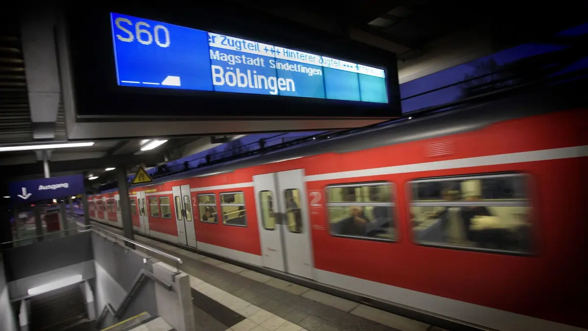 2858|1911|F|Die ersten Pendler mit der neuen S60 am Renningen Bahnhof.