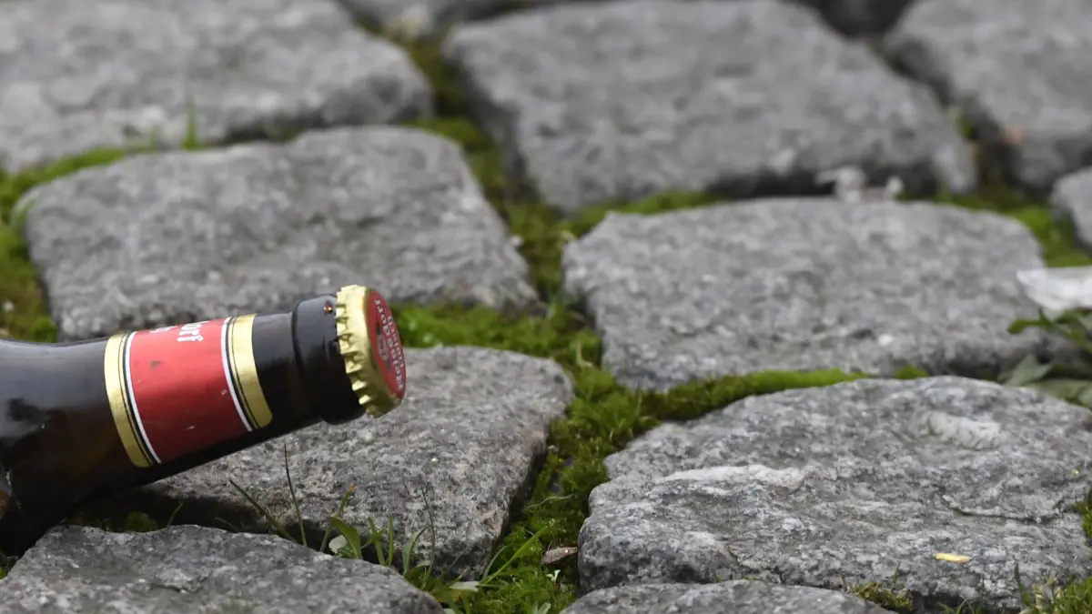 Der Flaschenhals einer zerbrochenen Bierflasche kann auch als Waffe genutzt werden.