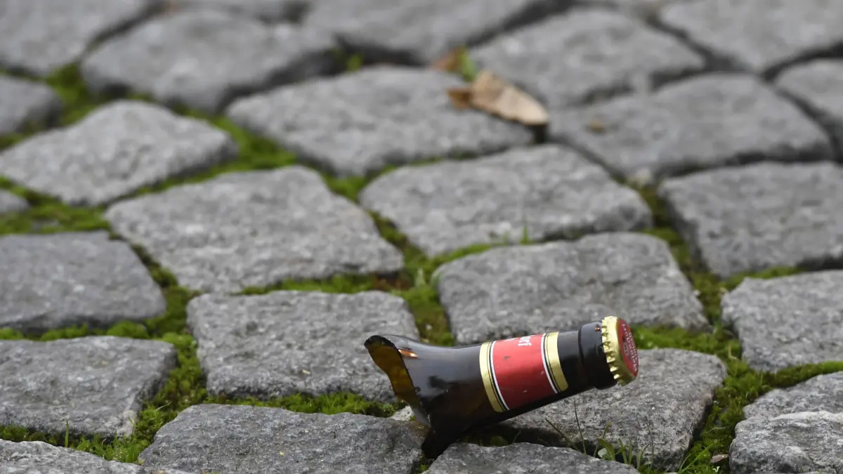 Der Flaschenhals einer zerbrochenen Bierflasche kann auch als Waffe genutzt werden.
