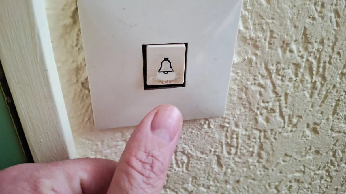Stockbilder 05/2025 Finger an einer Haustür Klingel *** Stock photos 05 2025 Finger on a doorbell Copyright: xLobeca/RalfxHomburgx