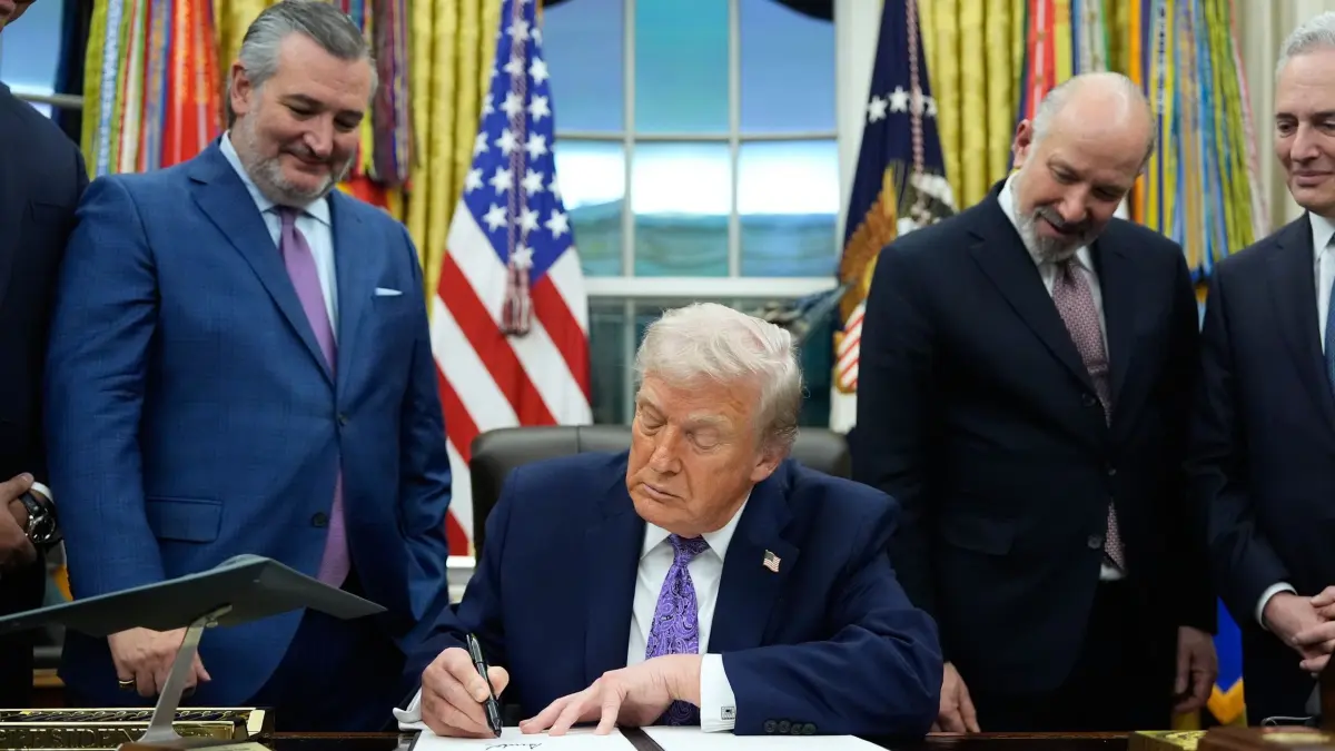 US-Präsident Trump: 11.12.2025, USA, Washington: Flankiert von Senator Ted Cruz (l), Handelsminister Howard Lutnick (2.v.r) und David Sacks, KI- und Krypto-Zar des Weißen Hauses, unterzeichnet US-Präsident Donald Trump eine KI-Initiative im Oval Office des Weißen Hauses. Foto: Alex Brandon/AP/dpa +++ dpa-Bildfunk +++
