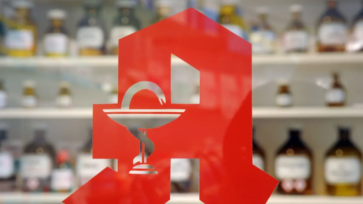 ARCHIV - 09.08.2012, Baden-Württemberg, ---: Das Logo an der Tür einer Apotheke. (zu dpa: «Drogeriemarkt-Kette dm startet Online-Apotheke») Foto: Uli Deck/dpa +++ dpa-Bildfunk +++