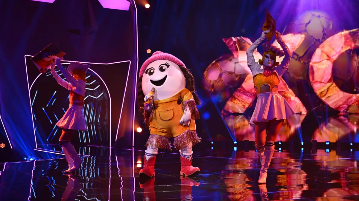 In der sechsten Folge von „The Masked Singer“ musste Eggi ihre Maske abnehmen.