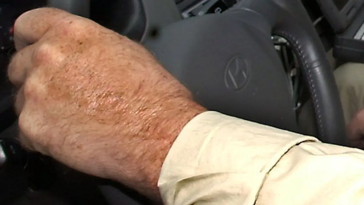 Bevor er mit einem Pkw losfährt, schaut der 69 Jahe alte Richard Fischer (r) am Montag (07.07.2003) in den Außenspiegel. Beifahrer Markus Laps wertet auf seinem Laptop die dynamischen Parameter wie Geschwindigkeit, Strecke, Bremsweg, Beschleunigung und Verzögerung direkt aus. Fischer gehört zu rund 60 Testfahrern des Autotesters Modus, der Hände ringend erfahrene Lenker mit 40 Jahren Fahrpraxis sucht. Foto: Werner Baum dpa/lhe (zu lhe-Korr "Senioren hinters Steuer: Auto-Prüfer suchen "Test-Opas")