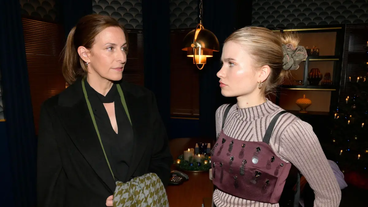 Katrin (Ulrike Frank, l.) ist traurig, dass ihre Tochter Johanna (Charlott Reschke) Weihnachten nicht mit ihr verbringen will.