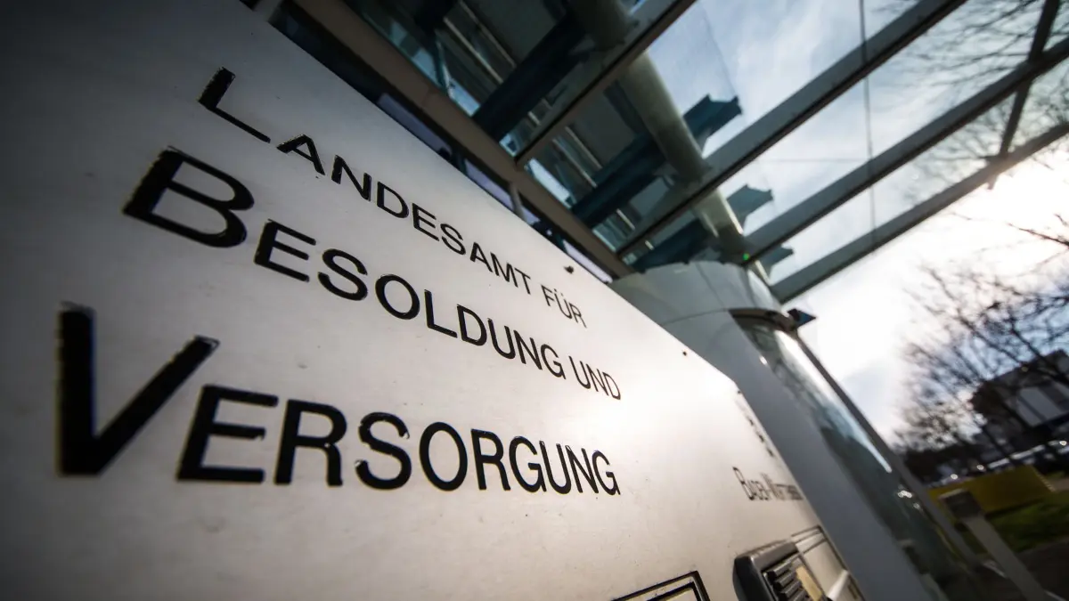 Sonnenstrahlen scheinen am 09.01.2018 auf den Schriftzug vom Briefkasten des Landesamts für Besoldung und Versorgung in Fellbach (Baden-Württemberg). Auf das Landesamt soll es einen Cyber-Angriff gegeben haben. Foto: Christoph Schmidt/dpa +++(c) dpa - Bildfunk+++