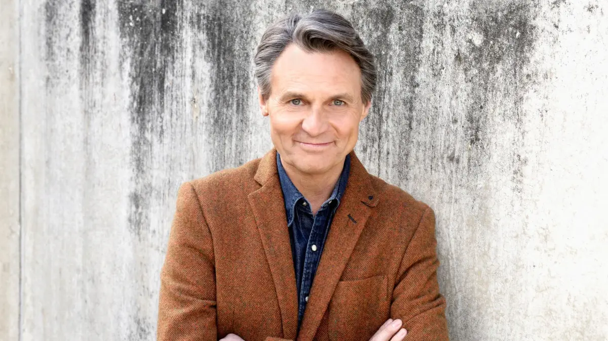 Jo Gerner (Wolfgang Bahro) wird von Emily erpresst.