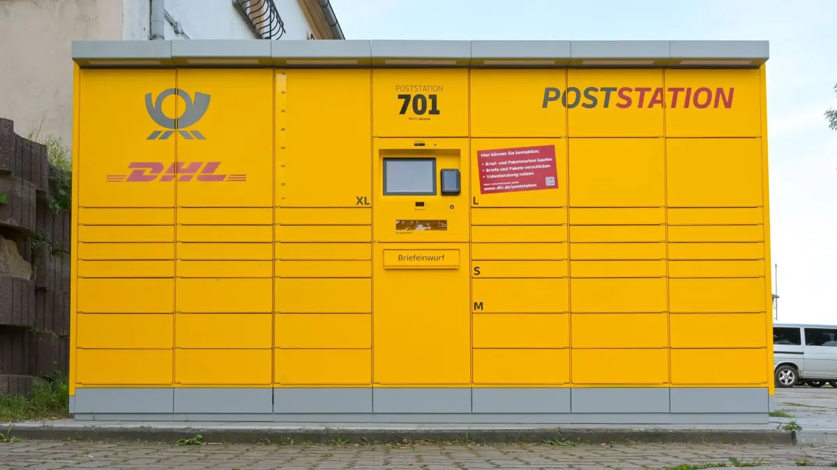 ARCHIV - 12.09.2023, Sachsen-Anhalt, Osterwedding: Eine solche Poststation bietet zahlreiche Möglichkeiten rund um den Empfang und Versand von Briefen und Paketen. Hier können Kunden Brief- und Paketmarken ausdrucken, Briefe versenden, Pakete empfangen und versenden. Die Bezahlung kann bargeldlos erfolgen. (zu dpa: «17 Postfilialen in Bayern bieten nur noch Automaten») Foto: Heiko Rebsch/dpa +++ dpa-Bildfunk +++