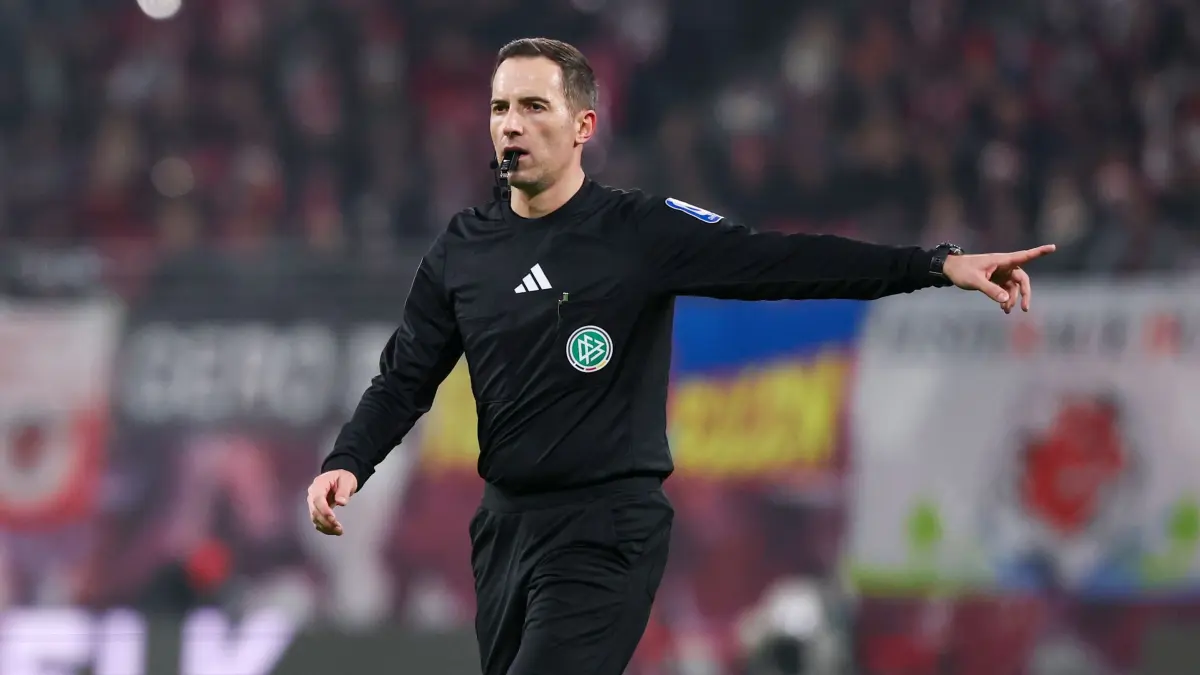 RB Leipzig - Bayer Leverkusen: 20.12.2025, Sachsen, Leipzig: Fußball: Bundesliga, RB Leipzig - Bayer Leverkusen, 15. Spieltag, Red Bull Arena. Schiedsrichter Benjamin Brand leitet die Partie. Foto: Jan Woitas/dpa - WICHTIGER HINWEIS: Gemäß den Vorgaben der DFL Deutsche Fußball Liga bzw. des DFB Deutscher Fußball-Bund ist es untersagt, in dem Stadion und/oder vom Spiel angefertigte Fotoaufnahmen in Form von Sequenzbildern und/oder videoähnlichen Fotostrecken zu verwerten bzw. verwerten zu lassen. +++ dpa-Bildfunk +++