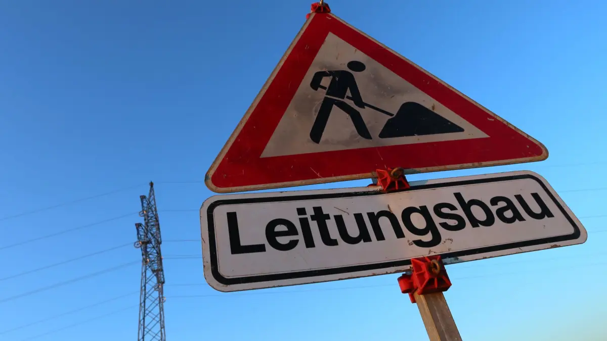 Ausbau des Stromnetzes: ARCHIV - 29.09.2015, Bayern, Aitrang: Ein Warnschild weist an einer Straße auf Arbeiten an Stromleitungen hin. (zu dpa: «Bayernwerk: Zehntausende Kilometer neue Stromleitungen») Foto: Karl-Josef Hildenbrand/dpa +++ dpa-Bildfunk +++