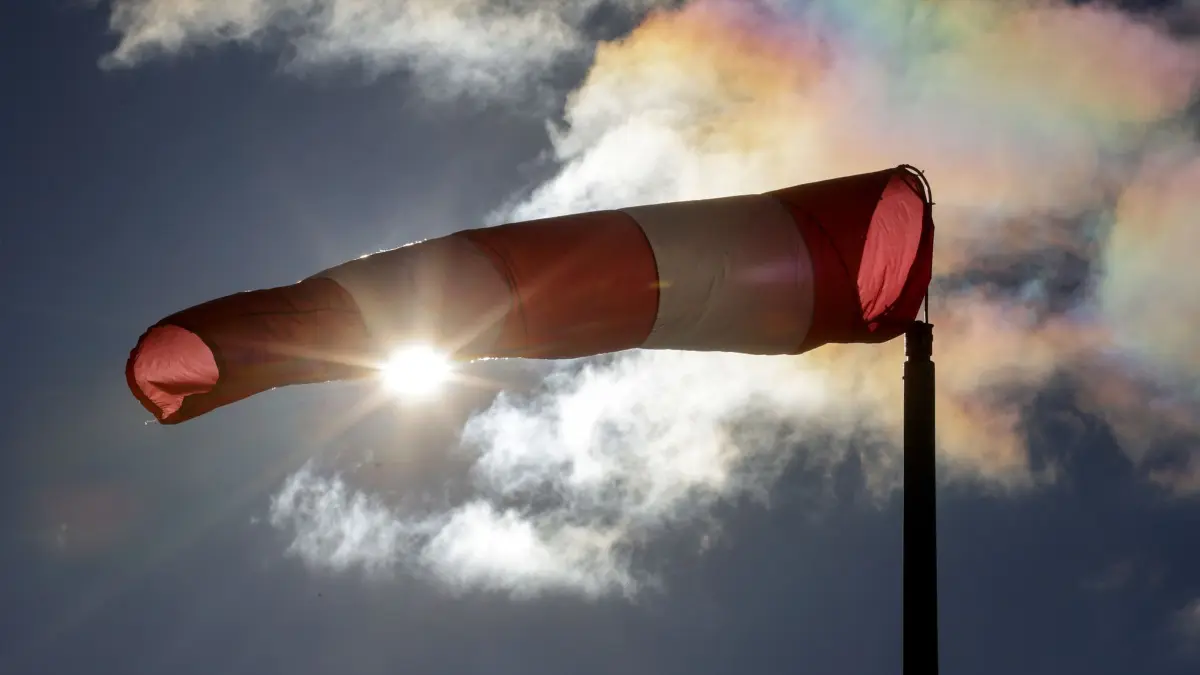 Wetter in Baden-Württemberg: 04.01.2026, Baden-Württemberg, Hayingen: Ein Windsack weht bei Minusgraden im Gegenlicht der Sonne im Wind. Foto: Thomas Warnack/dpa +++ dpa-Bildfunk +++
