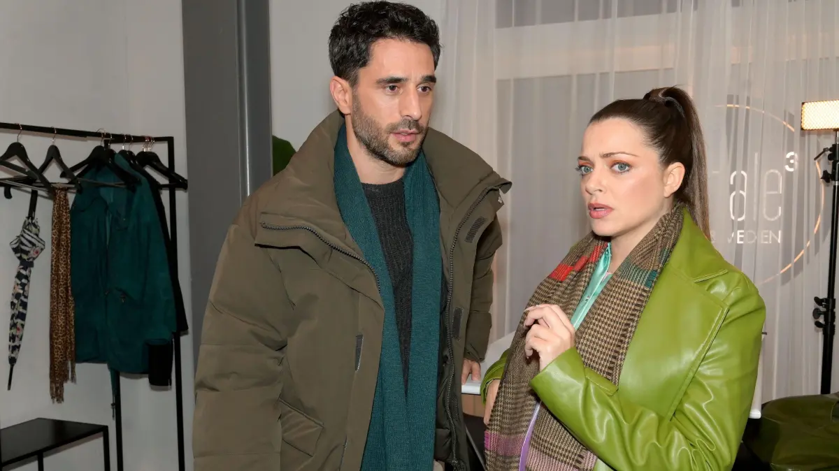 Emily (Anne Menden) kommt beim Gespräch mit Tobias (Jan Kittmann) eine Idee, wie sie die Agentur doch noch retten kann.