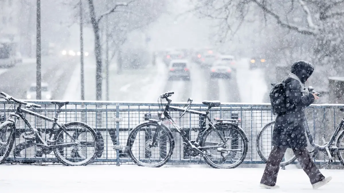 Schneebedeckte Fahrräder im dichten Schneetreiben