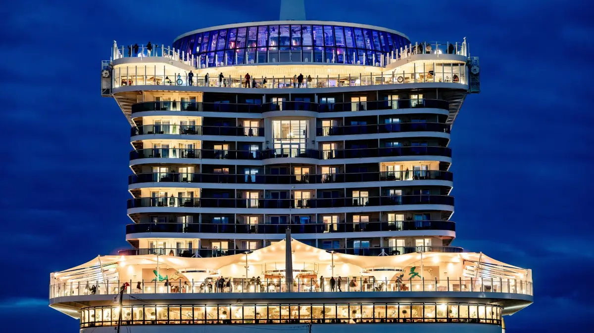 Das Kreuzfahrtschiff „Aidanova“: ARCHIV - 04.11.2023, Schleswig-Holstein, Kiel: Die «Aidanova» ist 337 Meter lang und kann mehr als 6600 Passagiere fassen. (zu dpa: «Sturmtief: Kreuzfahrtschiff kehrt vorzeitig zurück») Foto: Axel Heimken/dpa/dpa-tmn +++ dpa-Bildfunk +++