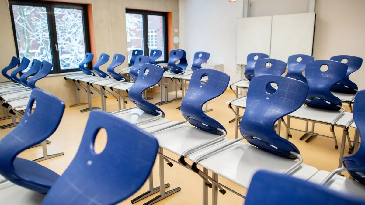 Winterwetter - Sturmtief Elli - Oldenburg: 09.01.2026, Niedersachsen, Oldenburg: Zahlreiche Tische und Stühle stehen in einem leeren Klassenraum in einem Gymnasium im Stadtzentrum Oldenburgs. Aufgrund von Schnee und Glätte bleiben die Schulen in Niedersachsen für den regulären Schulbetrieb geschlossen. Foto: Hauke-Christian Dittrich/dpa +++ dpa-Bildfunk +++