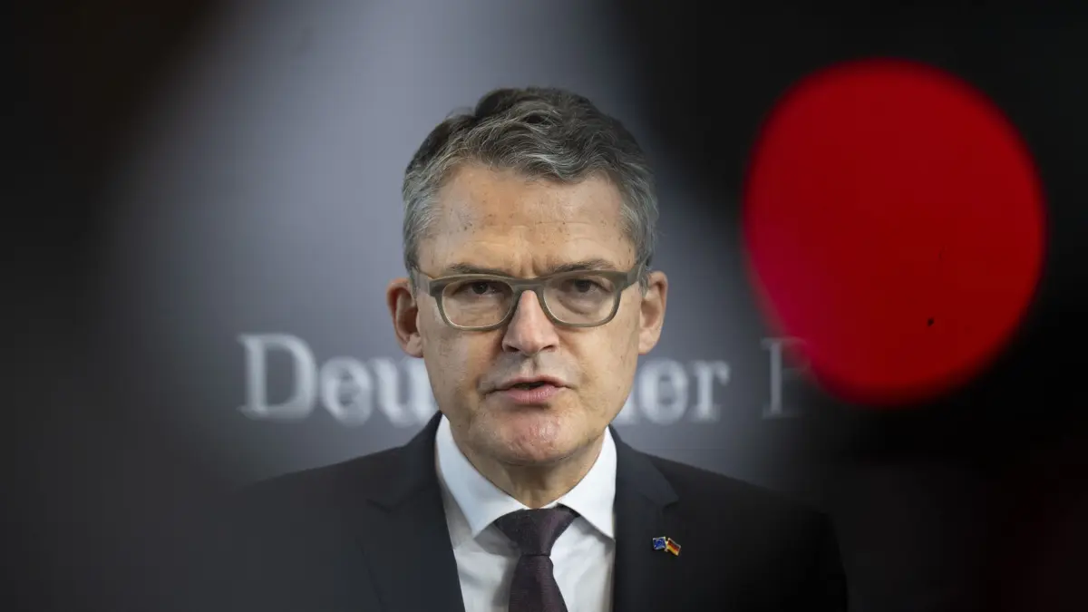 ARCHIV - 16.10.2023, Berlin: Roderich Kiesewetter (CDU), stellvertretender Vorsitzender des Parlamentarischen Kontrollgremiums spricht vor Beginn der öffentlichen Anhörung im Bundestag mit den Medienvertretern. Kiesewetter gilt als versierter Außenpolitiker. (zu dpa: «X-User klagt gegen Kiesewetter: Entscheidung erwartet») Foto: Monika Skolimowska/dpa +++ dpa-Bildfunk +++