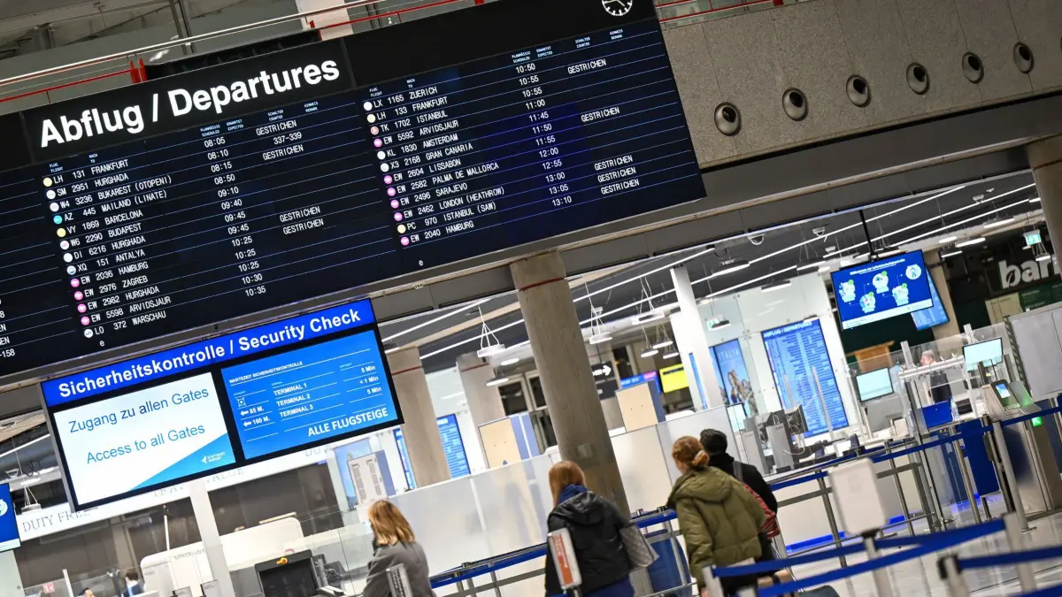 Verdi-Warnstreik, Die Halle am Terminal 1 bleibt bei Warnstreiks von Verdi am Flughafen Stuttgart fast leer. Verdi hat für Montag zu Warnstreiks an zahlreichen Flughäfen aufgerufen. Diesmal sollen unter anderem Mitarbeiter der Gepäckabfertigung und Flugorganisation die Arbeit niederlegen. Stuttgart Baden-Württemberg Deutschland Stuttgart *** Verdi warning strike, The hall at Terminal 1 remains almost empty during Verdi warning strikes at Stuttgart Airport Verdi has called for warning strikes at numerous airports on Monday This time, employees in baggage handling and flight organization, among others, are to strike Stuttgart Baden Württemberg Germany Stuttgart Copyright: x xonw-imagesx/xMariusxBullingx