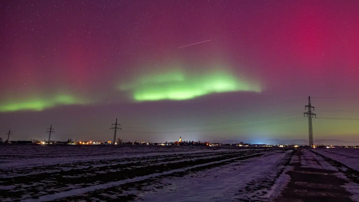 Polarlichter über Niederbayern: 19.01.2026, Bayern, Straubing: Polarlichter leuchten am Nachthimmel über Niederbayern. Foto: Armin Weigel/dpa +++ dpa-Bildfunk +++