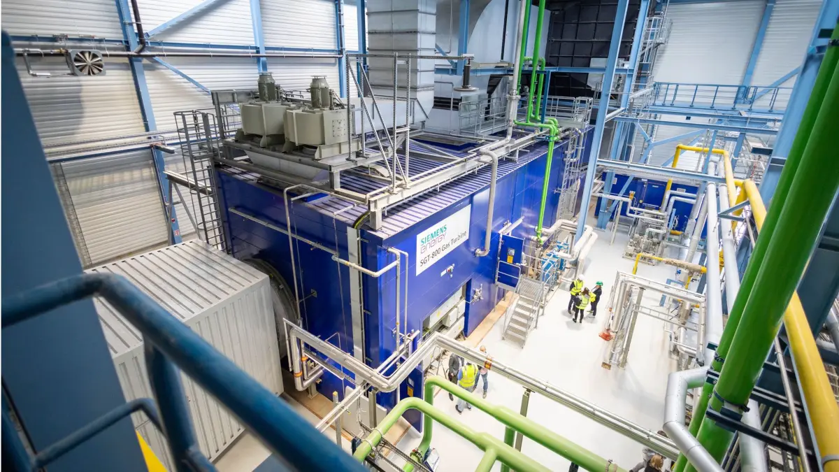 Stuttgart, Baden-Württemberg, 11.04.2025:
Am Standort Stuttgart-Münster nimmt die EnBW das erstes wasserstofffähiges Gaskraftwerk in Betrieb. An dem Standort wird Müllverbrennung zur Versorgung mit Fernwärme genutzt. Reicht dies im Winter nicht mehr aus, lieferten bisher drei Kohlekessel die zusätzliche Wärme. Dies ersetzt nun das neue Kraftwerk.
Im Bild: Blick auf die Einhausung der Turbine.
Notiz: No model release. Kein Einverständnis für Werbung, keine Weitergabe an Dritte.