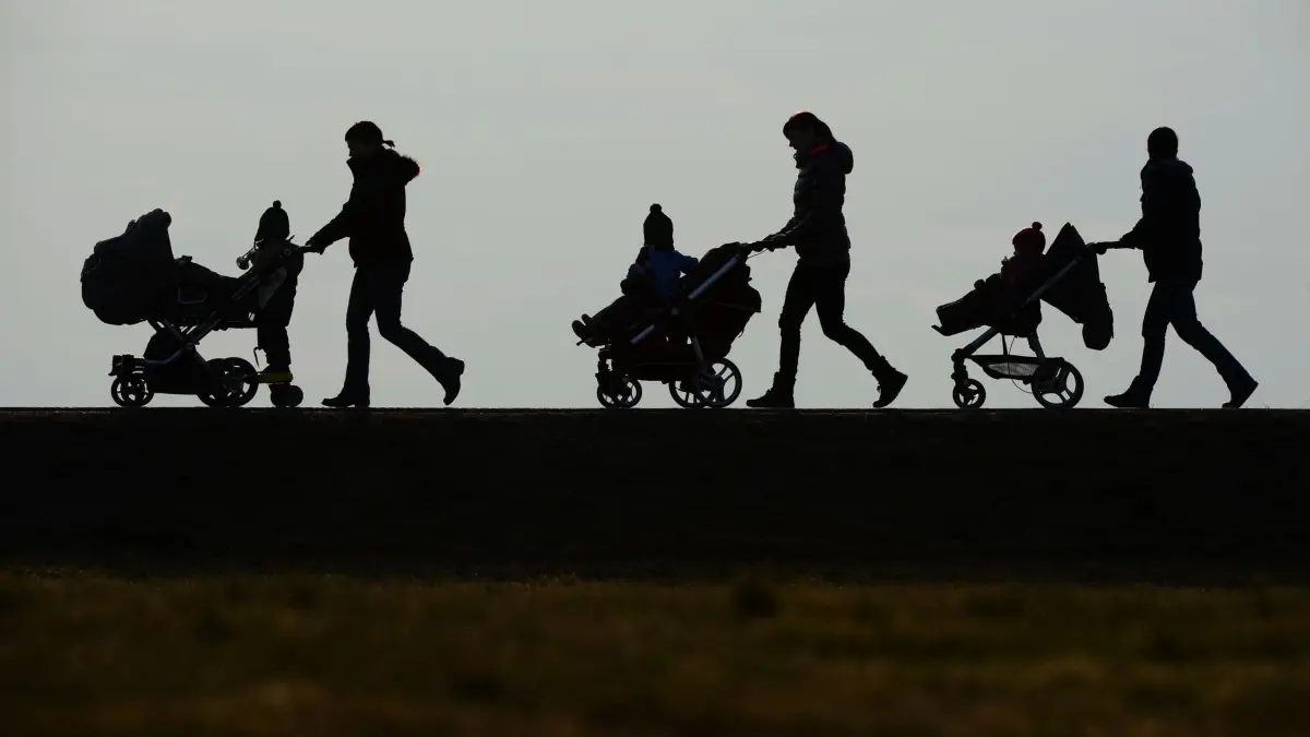 Kindergeld: ARCHIV - 25.02.2014, Baden-Württemberg, Oberhomberg: Drei Mütter schieben auf dem Berg «Höchsten» ihre Kinderwagen eine Landstraße entlang.
Für jedes Kind gibt der Staat Kindergeld. Ab Januar werden es vier Euro mehr im Monat. (zu dpa: «Rund 55 Milliarden Euro an Kindergeld ausgezahlt») Foto: Felix Kästle/dpa +++ dpa-Bildfunk +++