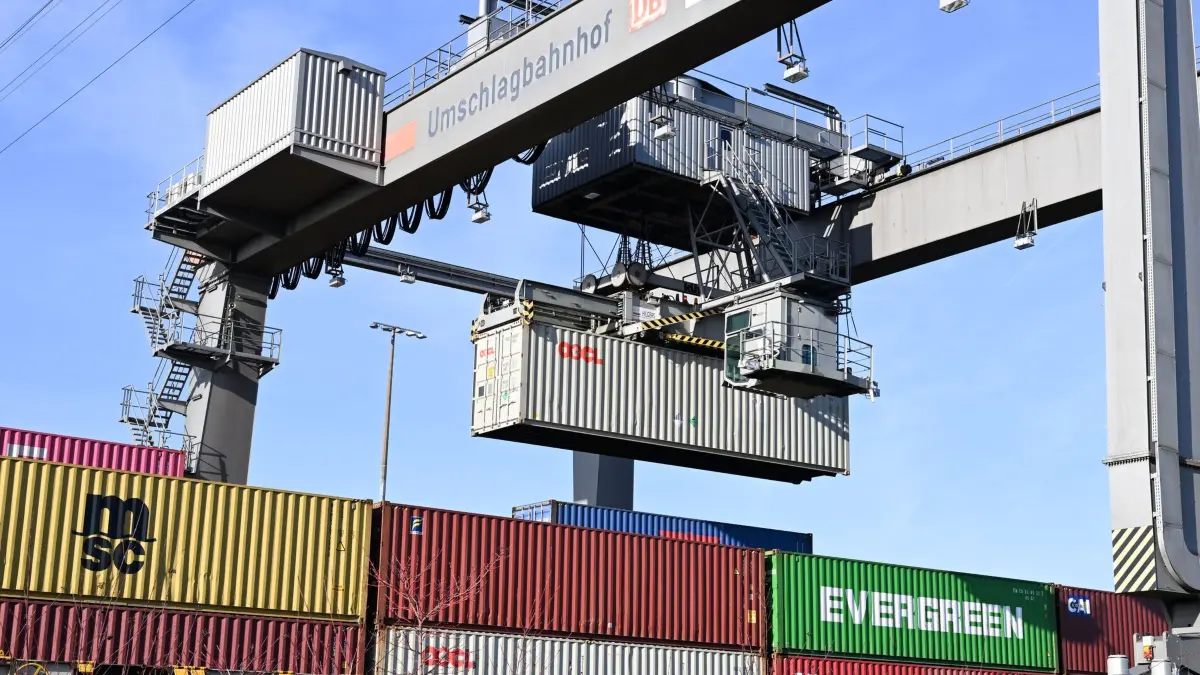 Umschlagbahnhof Logistik und Export: 21.01.2026, Baden-Württemberg, Stuttgart: Im Umschlagbahnhof bei Stuttgart werden Container mit Waren verladen. Die USA drohen mit zusätzlichen Sonderzöllen auf europäische Waren. Besonders betroffen sein könnten deutsche Autoexporte und industrielle Lieferketten. Foto: Bernd Weißbrod/dpa +++ dpa-Bildfunk +++