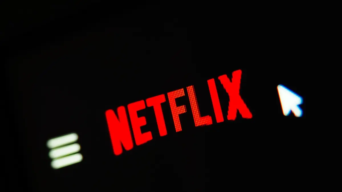 Ein umstrittenes Live-Projekt bei Netflix: ARCHIV - 10.02.2017, USA, Los Angeles: Ein Mauszeiger ist auf einem Computerbildschirm neben dem Logo des US-amerikanischen Online Filmportals «Netflix» zu sehen. (zu dpa: ««Wenn du fällst, stirbst du»: Umstrittenes Netflix-Spektakel») Foto: Nicolas Armer/dpa +++ dpa-Bildfunk +++