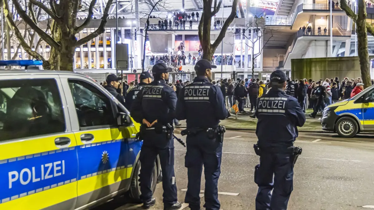 Hochrisikospiel in der MHP Arena Stuttgart. Der VfB Stuttgart trifft in der Europa-League auf die Mannschaft von Maccabi Tel Aviv. Starke Kräfte der Polizei sichern den Bereich ums Stadion an der Mercedesstraße. // 11.12.2025. Stuttgart, Baden-Württemberg, Deutschland *** High-risk match in the MHP Arena Stuttgart VfB Stuttgart will face Maccabi Tel Aviv in the Europa League Heavy police forces secure the area around the stadium at Mercedesstrasse 11 12 2025 Stuttgart, Baden Württemberg, Germany