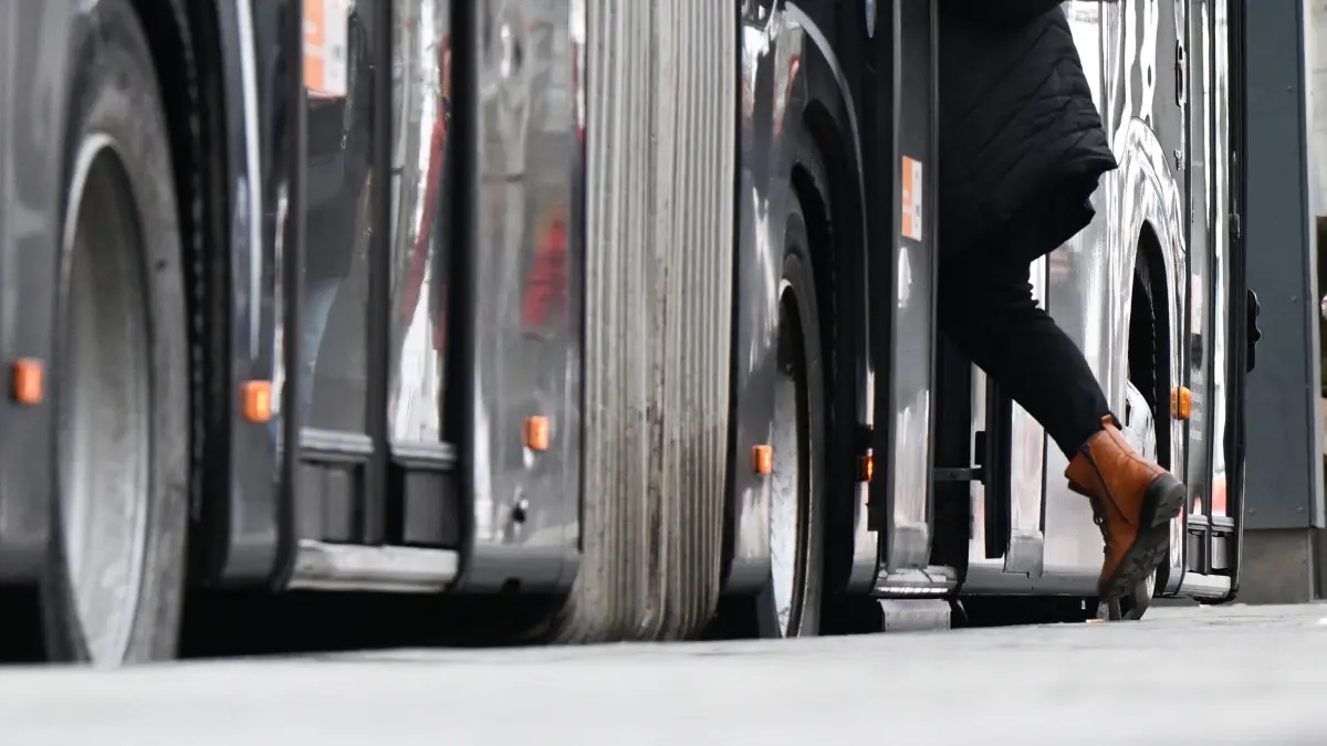Vor Warnstreiks im öffentlichen Nahverkehr - Esslingen: 30.01.2026, Baden-Württemberg, Esslingen: Ein Passagier steigt an einer Bushaltestelle in einen Nahverkehrsbus. Am Montag soll es bundesweit Warnstreiks im öffentlichen Nahverkehr geben. Foto: Bernd Weißbrod/dpa +++ dpa-Bildfunk +++