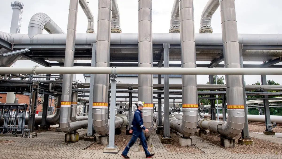 Erdgasspeicher Rehden: ARCHIV - 07.07.2025, Niedersachsen, Rehden: Zahlreiche Rohre verlaufen an einer technischen Anlage zur Verdichtung von Erdgas auf dem Gelände des Erdgasspeichers Rehden der SEFE Storage GmbH. Bei der Speicheranlage handelt es sich um den größten Erdgasspeicher in Westeuropa. (zu dpa: «Deutschlands Gasspeicher: Reichen 35 Prozent?») Foto: Hauke-Christian Dittrich/dpa +++ dpa-Bildfunk +++