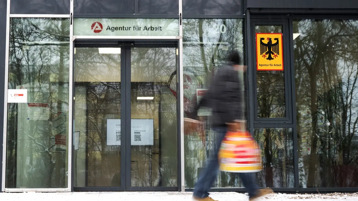 Arbeitsmarktzahlen: 30.01.2026, Mecklenburg-Vorpommern, Schwerin: Eine Person läuft an einer Dienststelle der Agentur für Arbeit in Schwerin vorbei. Die Zahl der Arbeitslosen steigt im Januar saisonüblich an. In diesem Jahr wurde eine wichtige Schwelle überschritten. Foto: Philip Dulian/dpa +++ dpa-Bildfunk +++