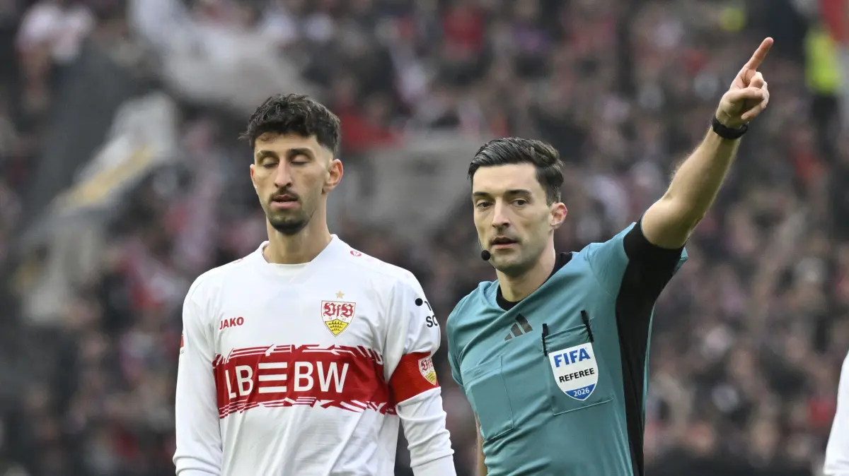 VfB Stuttgart vs SC Freiburg SCF : Schiedsrichter Referee Florian Badstuebner Gestik Geste
Atakan Karazor VfB Stuttgart (16)
VfB Stuttgart vs SC Freiburg SCF 01.02.2026
DFL REGULATIONS PROHIBIT ANY USE OF PHOTOGRAPHS AS IMAGE SEQUENCES AND/OR QUASI-VIDEO
Foto: Eibner-Pressefoto/Michael Weber